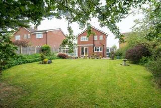  Image of 3 bedroom Detached house for sale in Earlswood Close Aylesbury HP21 at Earlswood Close  Aylesbury, HP21 7PG