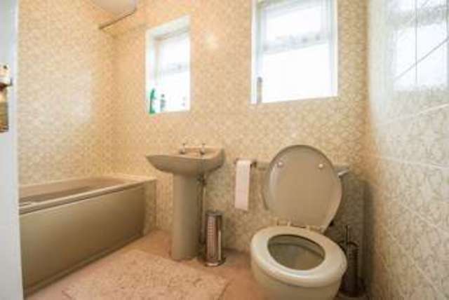  Image of 3 bedroom Detached house for sale in Earlswood Close Aylesbury HP21 at Earlswood Close  Aylesbury, HP21 7PG
