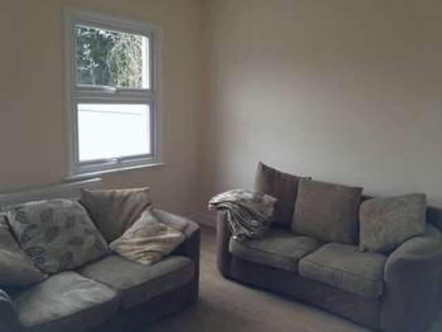  Image of 2 bedroom Flat to rent in Earlswood Road Redhill RH1 at Earlswood Road  Redhill, RH1 6HW