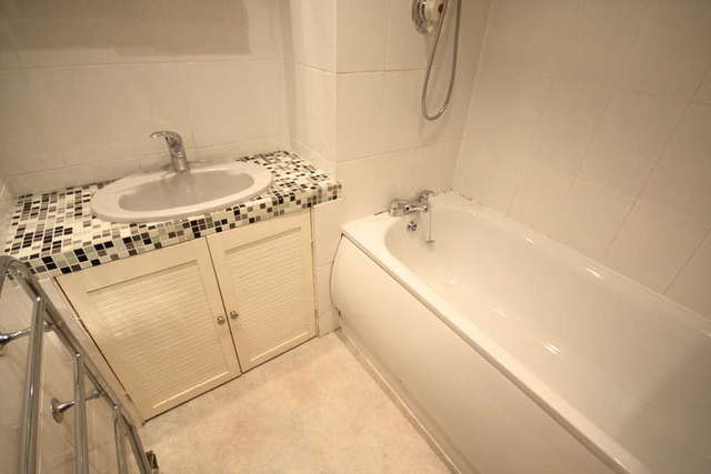  Image of 3 bedroom Flat to rent in Eaton Drive Kingston upon Thames KT2 at Surrey  Kingston Upon Thames, KT2 7RA