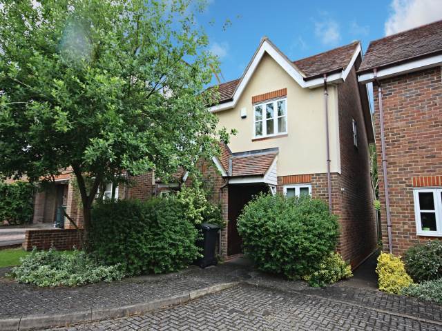  Image of 2 bedroom Semi-Detached house to rent in Elm Lawns Close Avenue Road St. Albans AL1 at St Albans Hertfordshire St Albans, AL1 3RE
