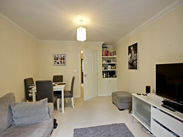  Image of 2 bedroom Semi-Detached house to rent in Elm Lawns Close Avenue Road St. Albans AL1 at St Albans Hertfordshire St Albans, AL1 3RE