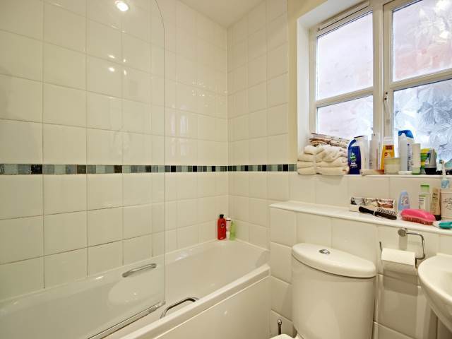 Image of 2 bedroom Semi-Detached house to rent in Elm Lawns Close Avenue Road St. Albans AL1 at St Albans Hertfordshire St Albans, AL1 3RE