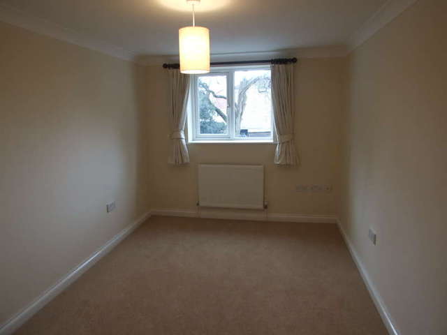  Image of 1 bedroom Flat to rent in Hill Lane Southampton SO15 at 77 Hill Lane  Southampton, SO15 5AD