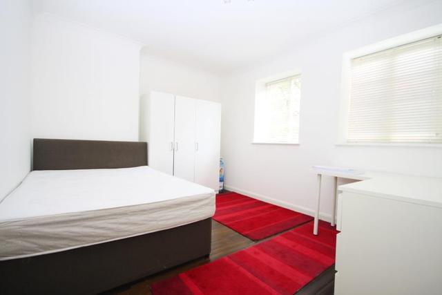  Image of 2 bedroom Apartment to rent in Acorn Walk London SE16 at London, SE16 5DX