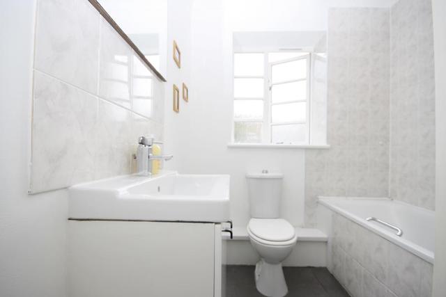  Image of 2 bedroom Apartment to rent in Acorn Walk London SE16 at London, SE16 5DX