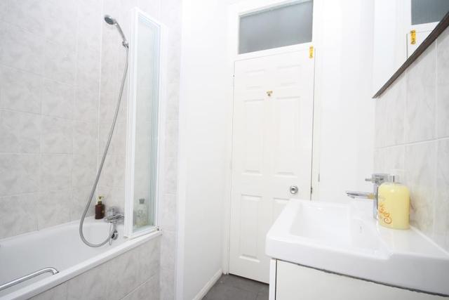  Image of 2 bedroom Apartment to rent in Acorn Walk London SE16 at London, SE16 5DX
