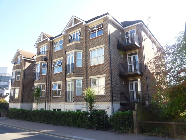  Image of 2 bedroom Flat to rent in Station Road Redhill RH1 at 140 Station Road  Redhill, RH1 1ET