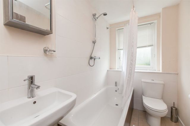 Image of 2 bedroom Flat to rent in Glenogle Road Edinburgh EH3 at Stockbridge Edinburgh Edinburgh, EH3 5HW