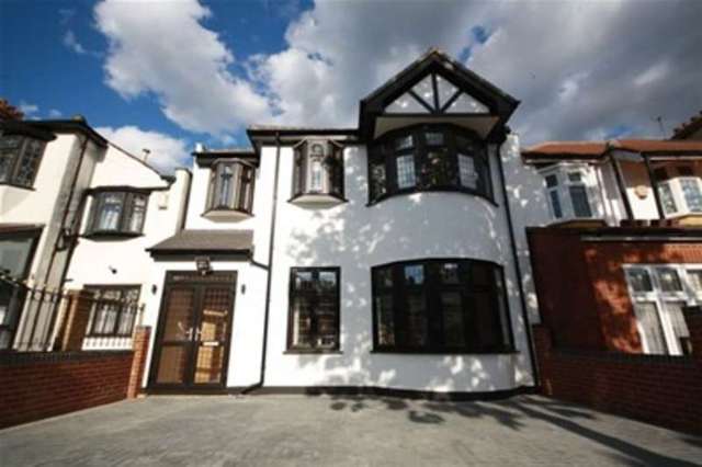  Image of 5 bedroom Terraced house to rent in Greenheys Drive London E18 at Greenheys Drive  South Woodford, E18 2HA