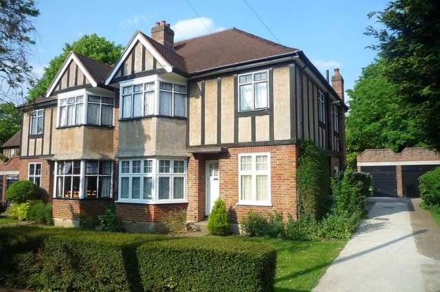  Image of 2 bedroom Maisonette to rent in Grove Avenue Sutton SM1 at Sutton, SM1 2DA