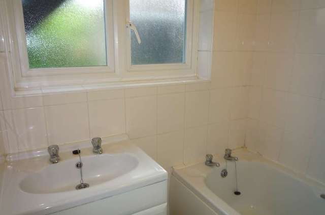  Image of 2 bedroom Maisonette to rent in Grove Avenue Sutton SM1 at Sutton, SM1 2DA