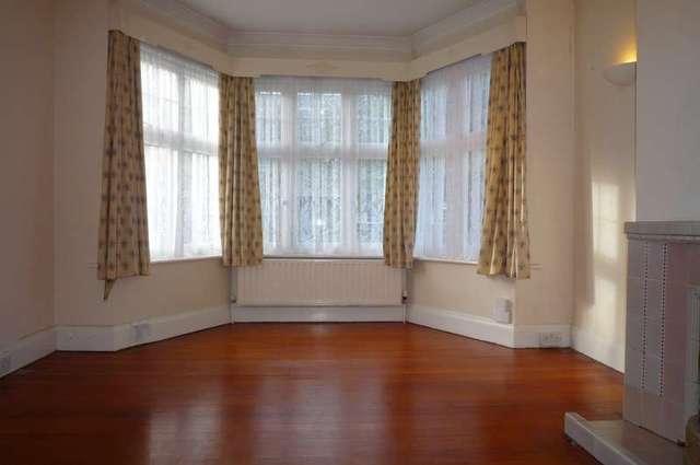  Image of 2 bedroom Maisonette to rent in Grove Avenue Sutton SM1 at Sutton, SM1 2DA