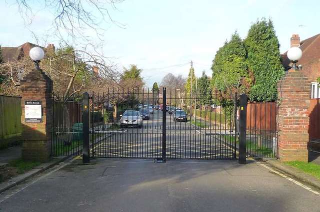  Image of 2 bedroom Maisonette to rent in Grove Avenue Sutton SM1 at Sutton, SM1 2DA