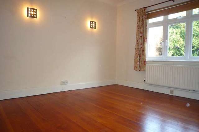  Image of 2 bedroom Maisonette to rent in Grove Avenue Sutton SM1 at Sutton, SM1 2DA