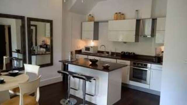 Image of 3 bedroom Flat to rent in Hampton Court Road East Molesey KT8 at Hampton Court Road  EAST MOLESEY, KT8 9BD