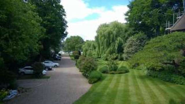  Image of 3 bedroom Flat to rent in Hampton Court Road East Molesey KT8 at Hampton Court Road  EAST MOLESEY, KT8 9BD