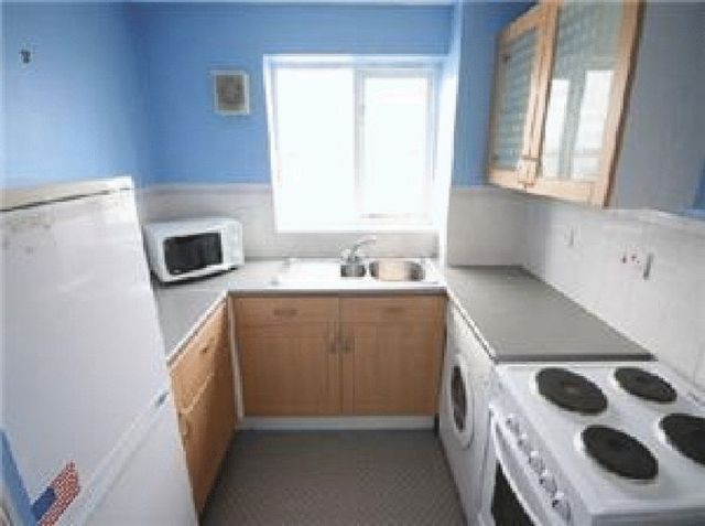  Image of 2 bedroom Flat to rent in Harlinger Street London SE18 at Harlinger Street  Woolwich, SE18 5SR