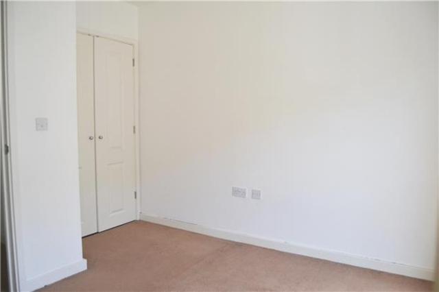  Image of 2 bedroom Flat to rent in Court Avenue Romford RM3 at ROMFORD, RM3 9GH