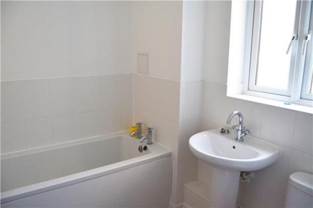 Image of 2 bedroom Flat to rent in Court Avenue Romford RM3 at ROMFORD, RM3 9GH