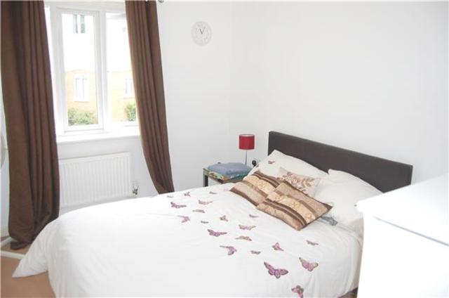  Image of 2 bedroom Flat to rent in Court Avenue Romford RM3 at ROMFORD, RM3 9GH