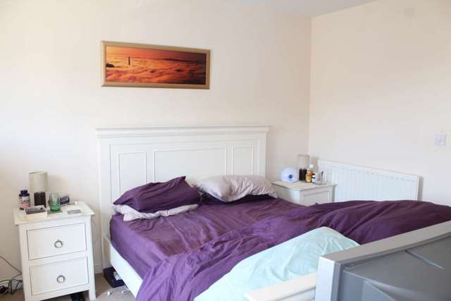  Image of 2 bedroom Apartment to rent in Horton Crescent Epsom KT19 at Horton Crescent  Epsom, KT19 8BU