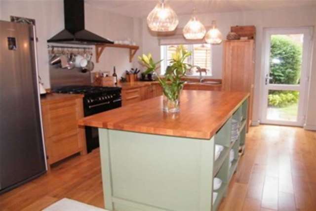  Image of 5 bedroom Detached house to rent in Hunts Road Stratford-upon-Avon CV37 at Stratford-upon-Avon, CV37 7JJ