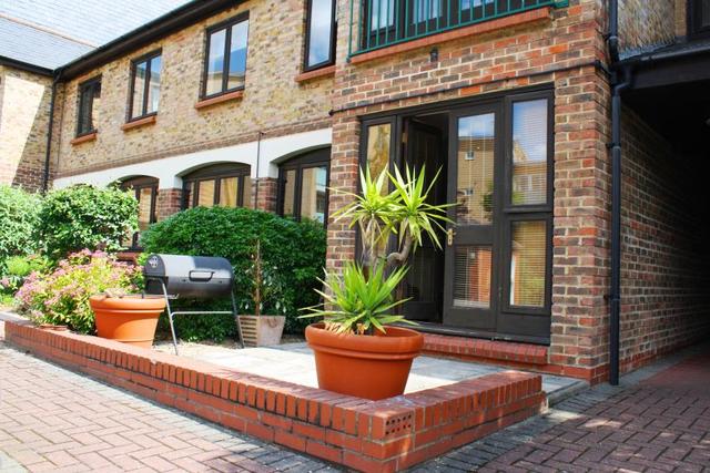  Image of 2 bedroom Apartment to rent in Plough Way London SE16 at Surrey Quays, SE16 7AB
