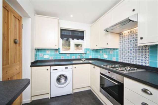  Image of 2 bedroom Flat to rent in Imber Close Esher KT10 at Esher, KT10 8ED