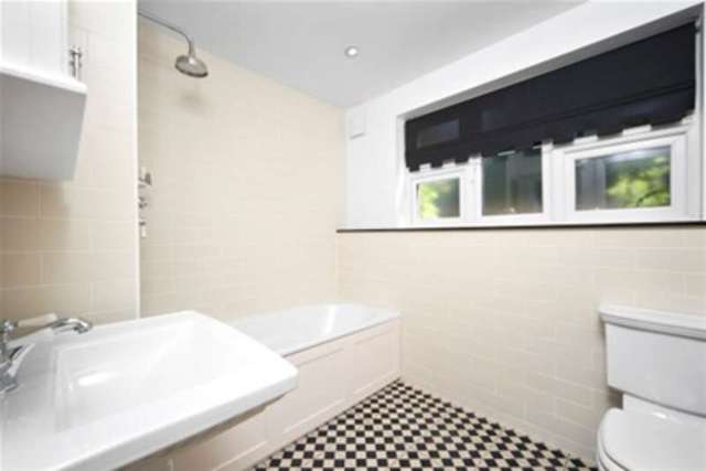  Image of 2 bedroom Flat to rent in Imber Close Esher KT10 at Esher, KT10 8ED