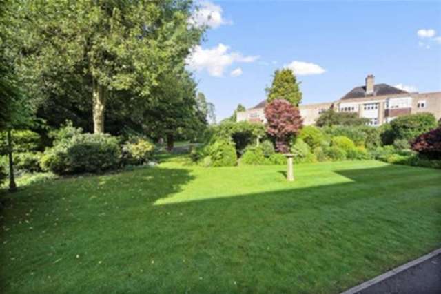  Image of 2 bedroom Flat to rent in Imber Close Esher KT10 at Esher, KT10 8ED
