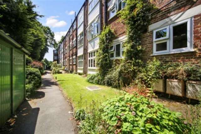  Image of 2 bedroom Flat to rent in Imber Close Esher KT10 at Esher, KT10 8ED