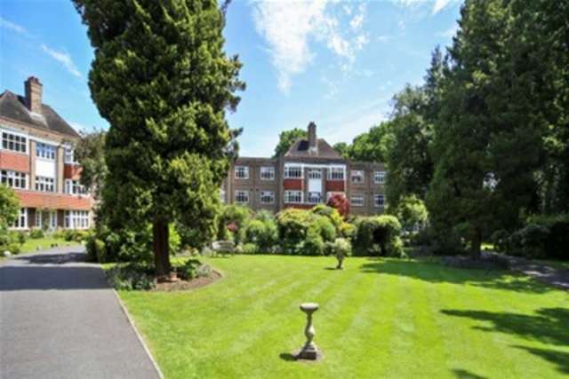  Image of 2 bedroom Flat to rent in Imber Close Esher KT10 at Esher, KT10 8ED