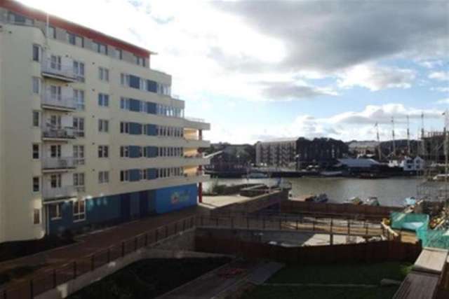  Image of 3 bedroom Flat to rent in Millennium Promenade Bristol BS1 at Bristol, BS1 5SX