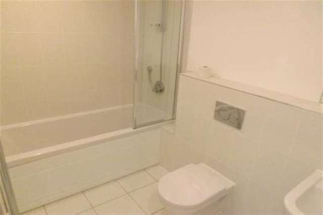  Image of 3 bedroom Flat to rent in Millennium Promenade Bristol BS1 at Bristol, BS1 5SX