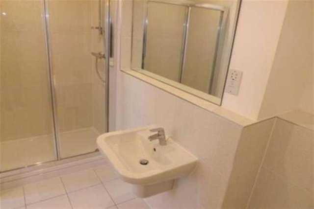  Image of 3 bedroom Flat to rent in Millennium Promenade Bristol BS1 at Bristol, BS1 5SX