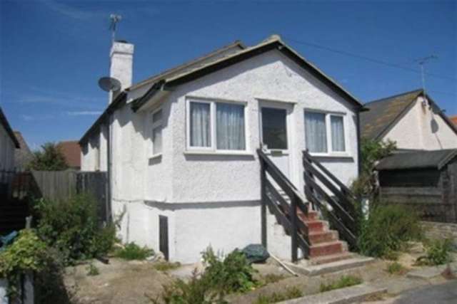  Image of 2 bedroom Bungalow to rent in The Close Jaywick Clacton-on-Sea CO15 at Clacton-on-Sea, CO15 2RR
