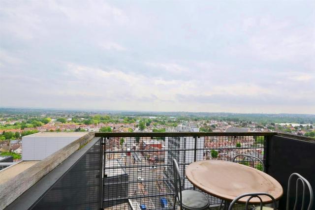  Image of 2 bedroom Property to rent in Kingsway London N12 at North Finchley, N12 0EN