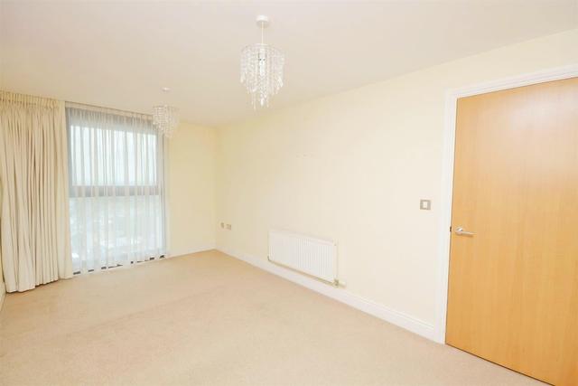  Image of 2 bedroom Property to rent in Kingsway London N12 at North Finchley, N12 0EN