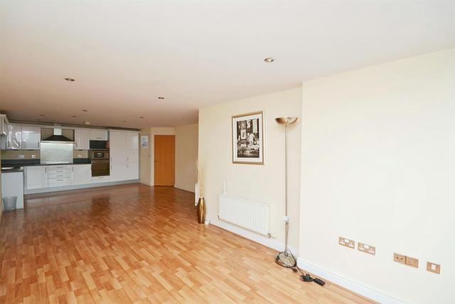  Image of 2 bedroom Property to rent in Kingsway London N12 at North Finchley, N12 0EN