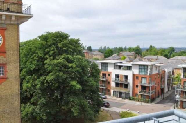  Image of 3 bedroom Flat to rent in Highfield Close London SE13 at Kingswood Court Hither Green London, SE13 6TD