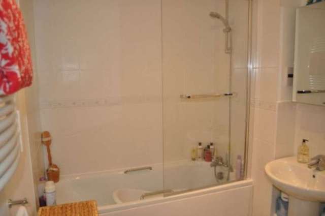  Image of 3 bedroom Flat to rent in Highfield Close London SE13 at Kingswood Court Hither Green London, SE13 6TD