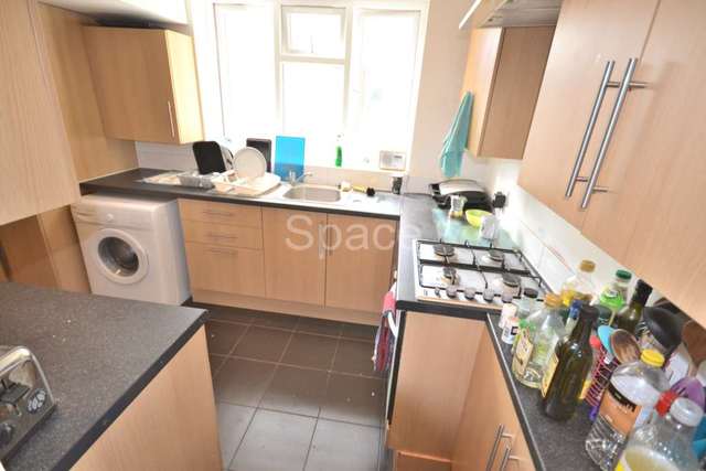  Image of 1 bedroom House Share to rent in London Road Earley Reading RG6 at London Road Earley Reading, RG6 1AJ