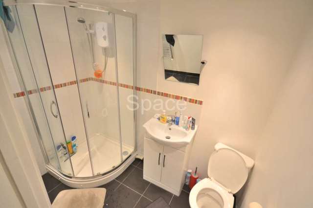  Image of 1 bedroom House Share to rent in London Road Earley Reading RG6 at London Road Earley Reading, RG6 1AJ