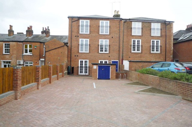 Image of 2 bedroom Apartment to rent in London Road St. Albans AL1 at St Albans, AL1 1LJ