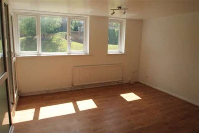  Image of 2 bedroom Flat to rent in Long Walk London SE18 at London, SE18 3TE