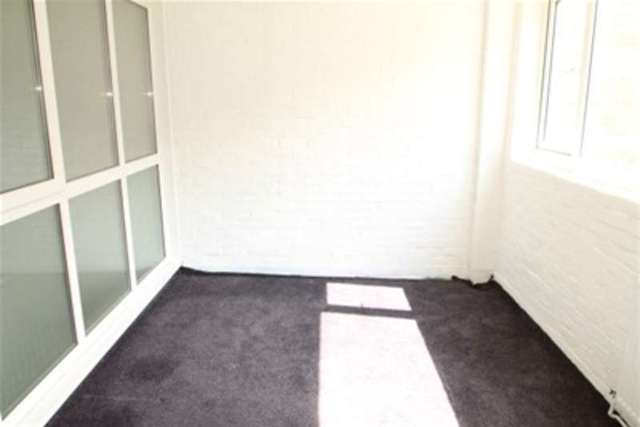  Image of 2 bedroom Flat to rent in Long Walk London SE18 at London, SE18 3TE
