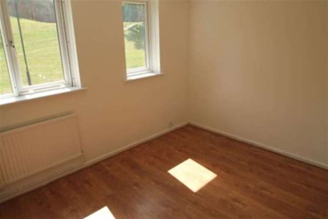  Image of 2 bedroom Flat to rent in Long Walk London SE18 at London, SE18 3TE