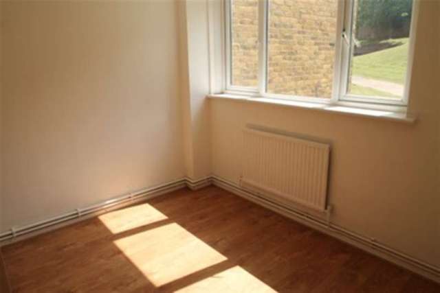  Image of 2 bedroom Flat to rent in Long Walk London SE18 at London, SE18 3TE