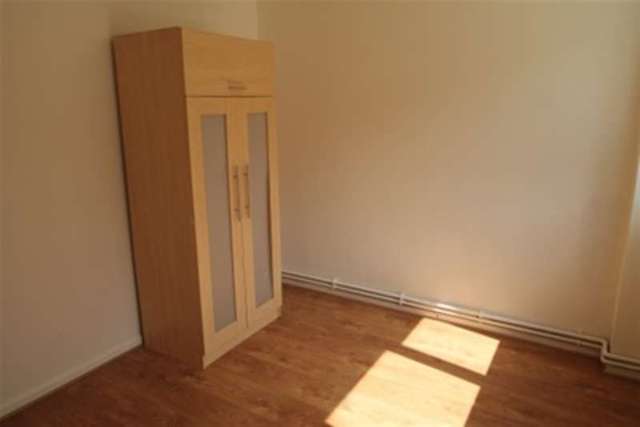  Image of 2 bedroom Flat to rent in Long Walk London SE18 at London, SE18 3TE